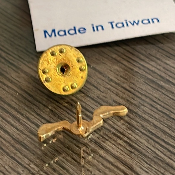 Vintage Gold-plated Foot Prints in the Sand Pin - Tie Tac - Lapel Pin - Picture 6 of 10